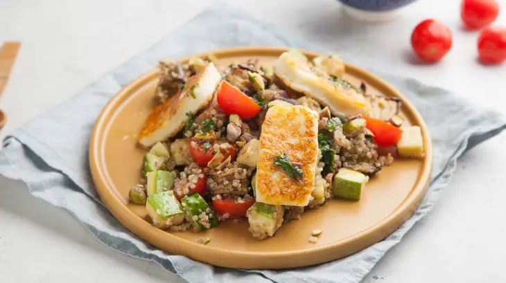 Салат «Табуле» с овощами гриль, сыром «Халумис» и фисташками 