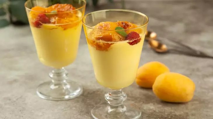 Десерт с карамельными абрикосами