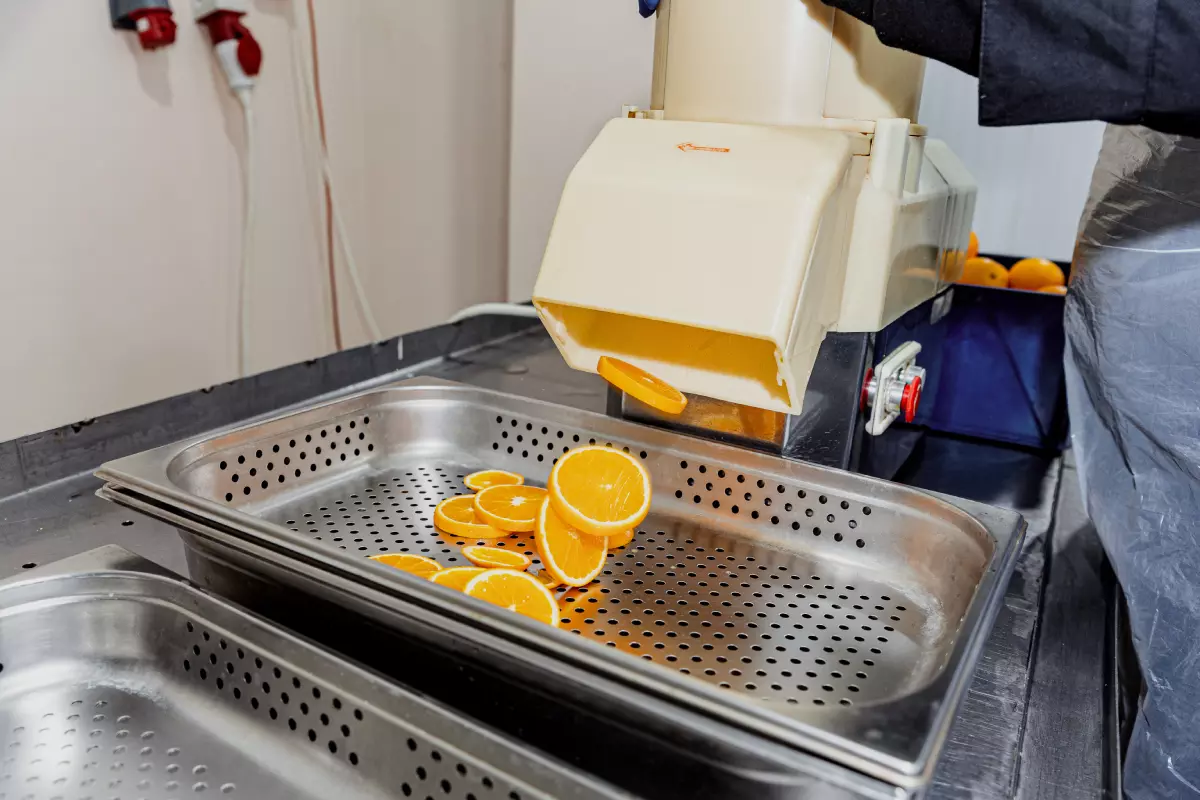 Апельсины моют, нарезают, а затем отправляют в пароконвектомат