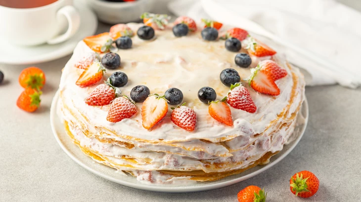 Блинный торт с творожным кремом и ягодами