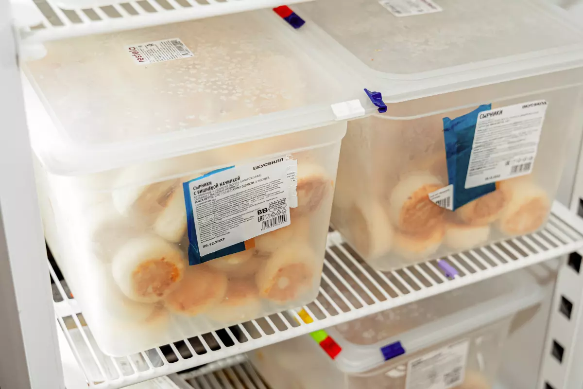 Сырники в замороженном виде привозят поставщики ВкусВилла сразу трёхкилограммовыми упаковками. При поступлении заказа от покупателя, блюдо доводят до кулинарной готовности в печи