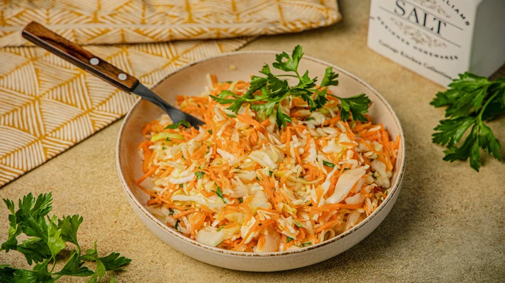 Салат «Витаминный» из капусты и моркови