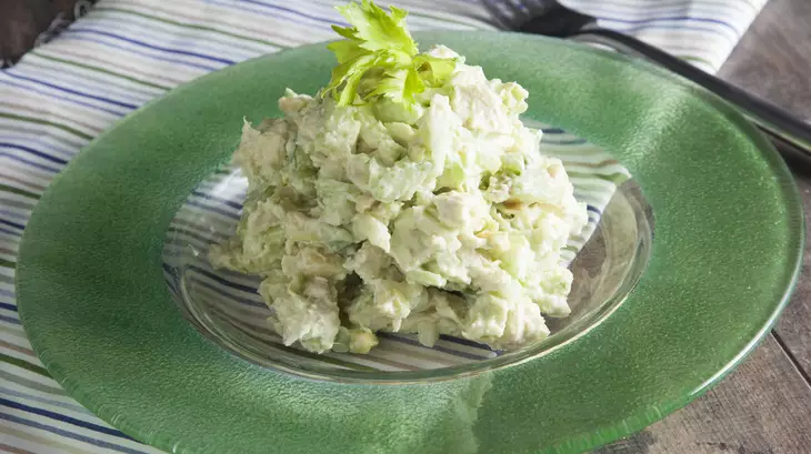 Салат с куриной грудкой и сыром