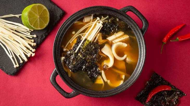 Корейский суп с кальмарами и копчёным тофу